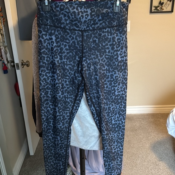 EUC ZYIA Active Blue Leopard Print Scrunchy Butt Leggings Size L fits 8-10 - Picture 5 of 5